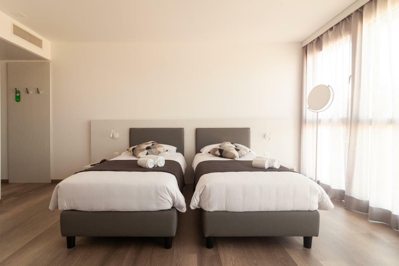 Hotel Albergo Milano เมนดริซิโอ ภายนอก รูปภาพ
