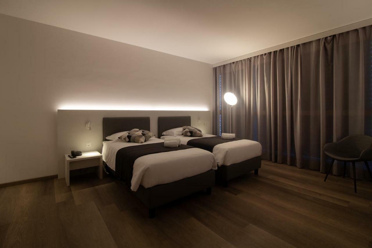Hotel Albergo Milano เมนดริซิโอ ภายนอก รูปภาพ