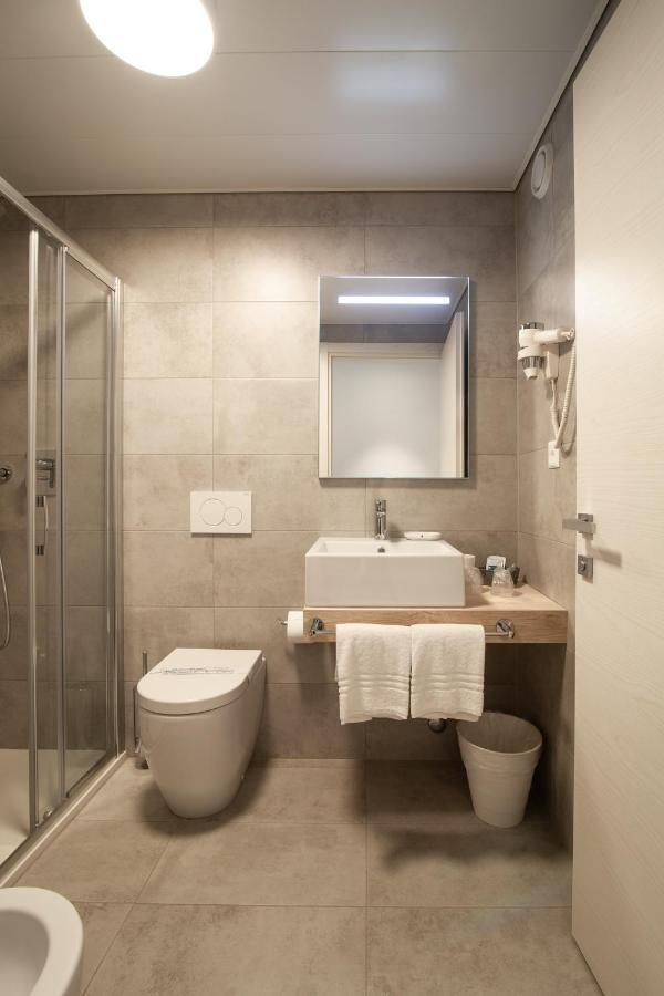 Hotel Albergo Milano เมนดริซิโอ ภายนอก รูปภาพ
