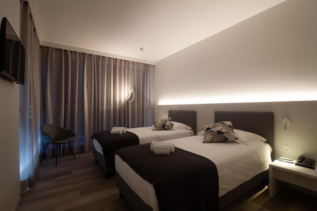 Hotel Albergo Milano เมนดริซิโอ ภายนอก รูปภาพ